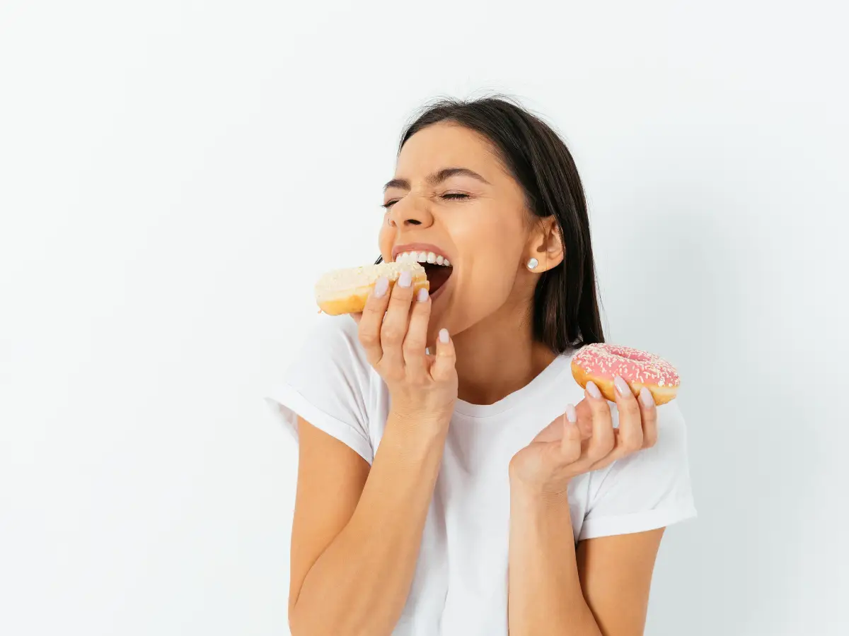Read more about the article How To Stop Binge Eating: 6 Simple Tips to End an Episode in It’s Tracks