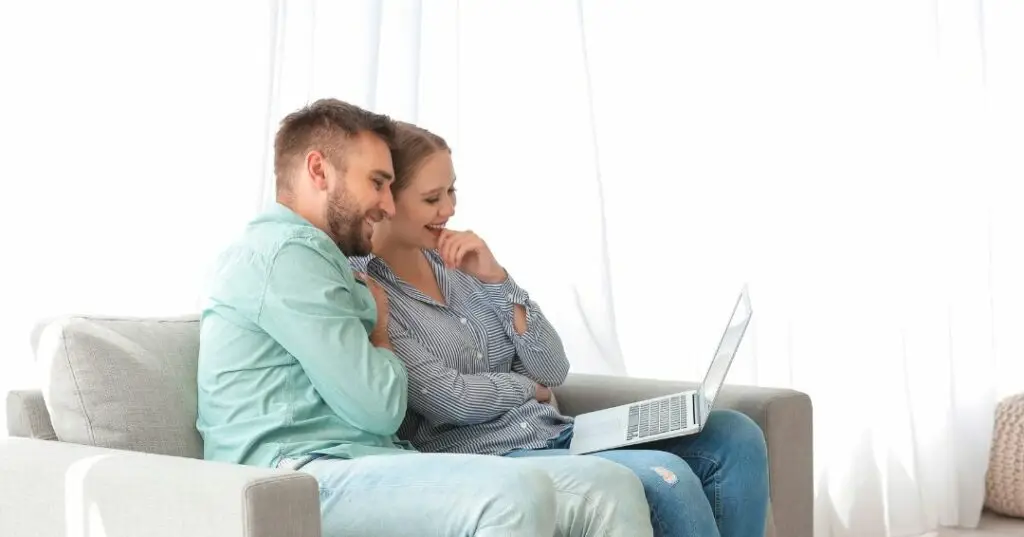 A coupe coping with conflict avoidance in their relationship by seeking support from an online therapist