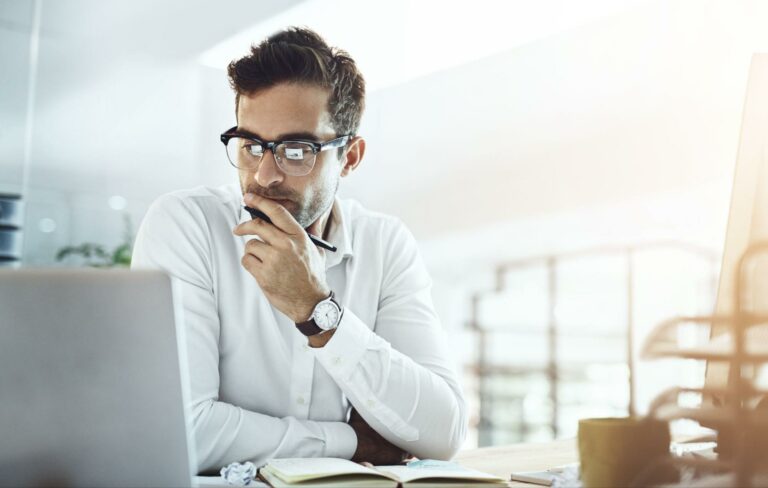 A man using compartment psychology to focus deeply at his desk, separating tasks and thoughts to improve productivity, clarity, and emotional control.