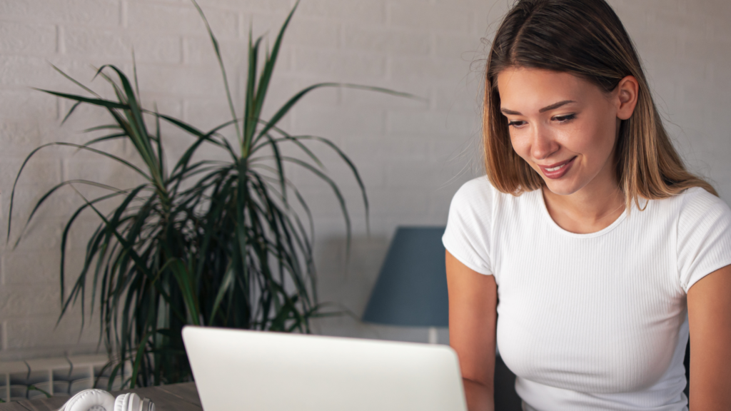 Woman using a laptop to find a therapist who take Aetna online through Makin Wellness. Atena therapist.