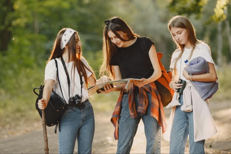Makin Wellness Articles The young woman on the right has realized that hiking with friends is a good way to keep her mind off of her somatic OCD.