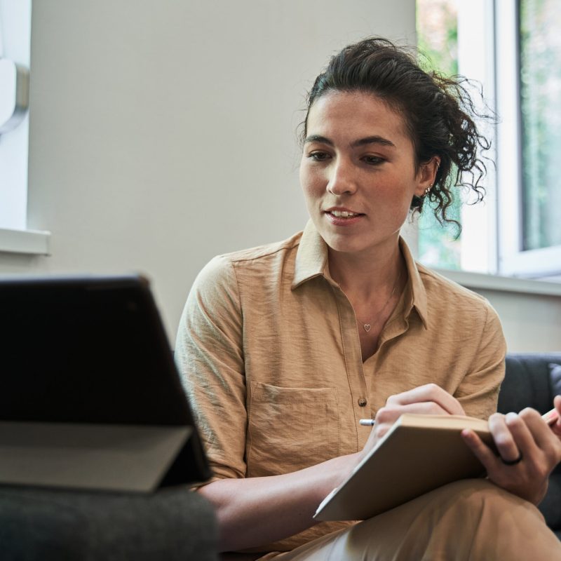 Online grief therapist with Makin Wellness